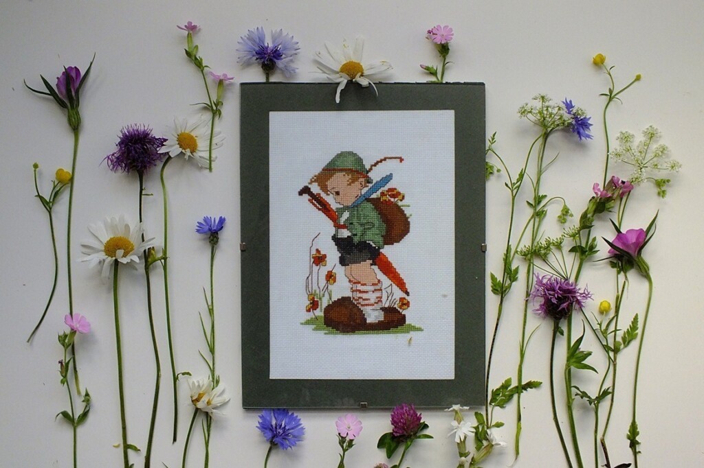 Geborduurd jongetje tussen bloemetjes