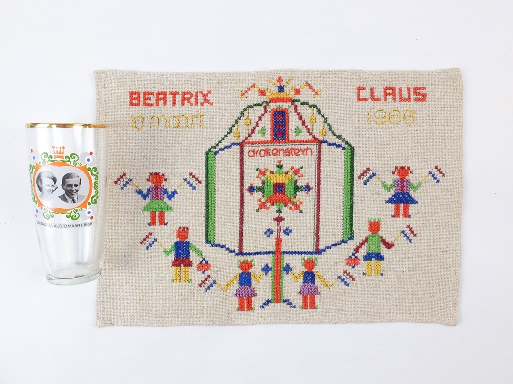 Borduurwerkje Beatrix en Claus Drakesteyn