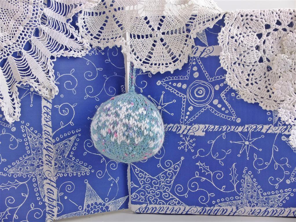 Blauwe gebreide kerstbal