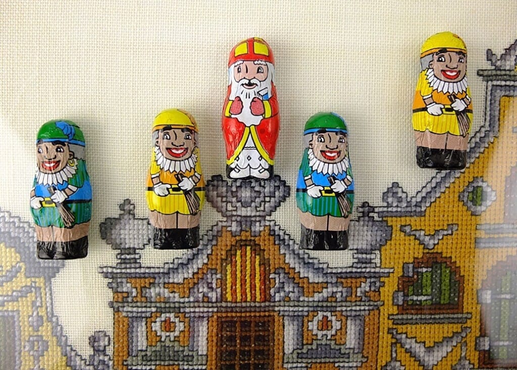 Zwarte Pieten op geborduurde daken