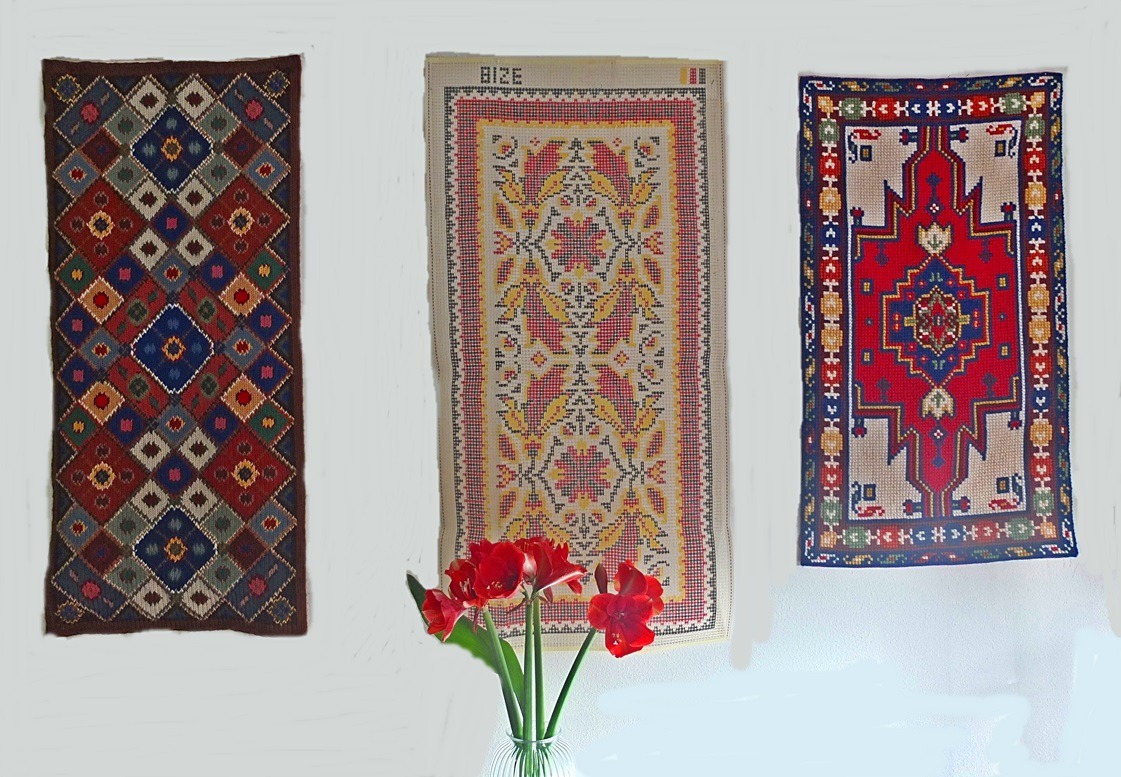 twee smyrna kleden en een stramien