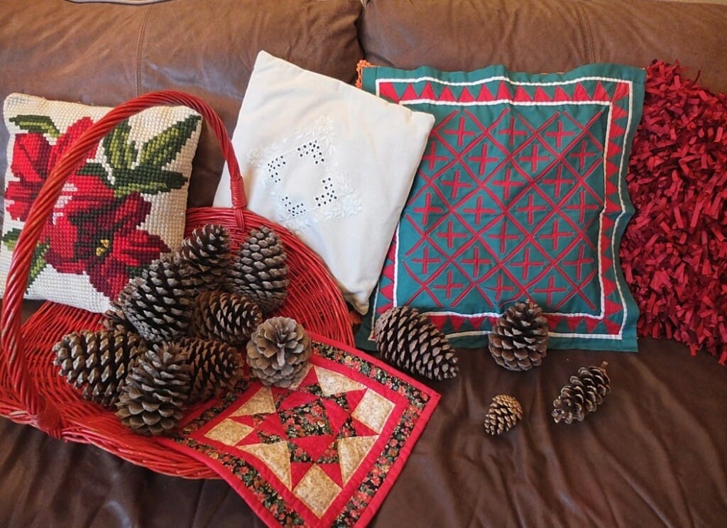 handwerken voor de kerst met denneappels en mola-kleedje