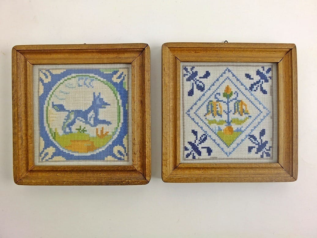 twee geborduurde oudhollandse tegeltjes