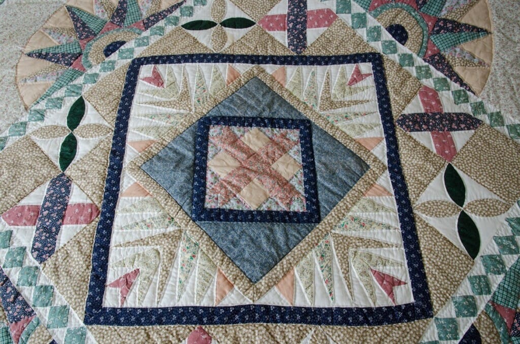 Detail tweepersoonsquilts op bed