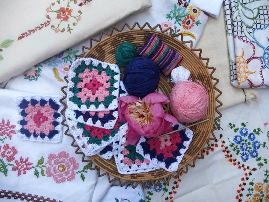 Geborduurde tuintafelkleedjes en mandje granny squares