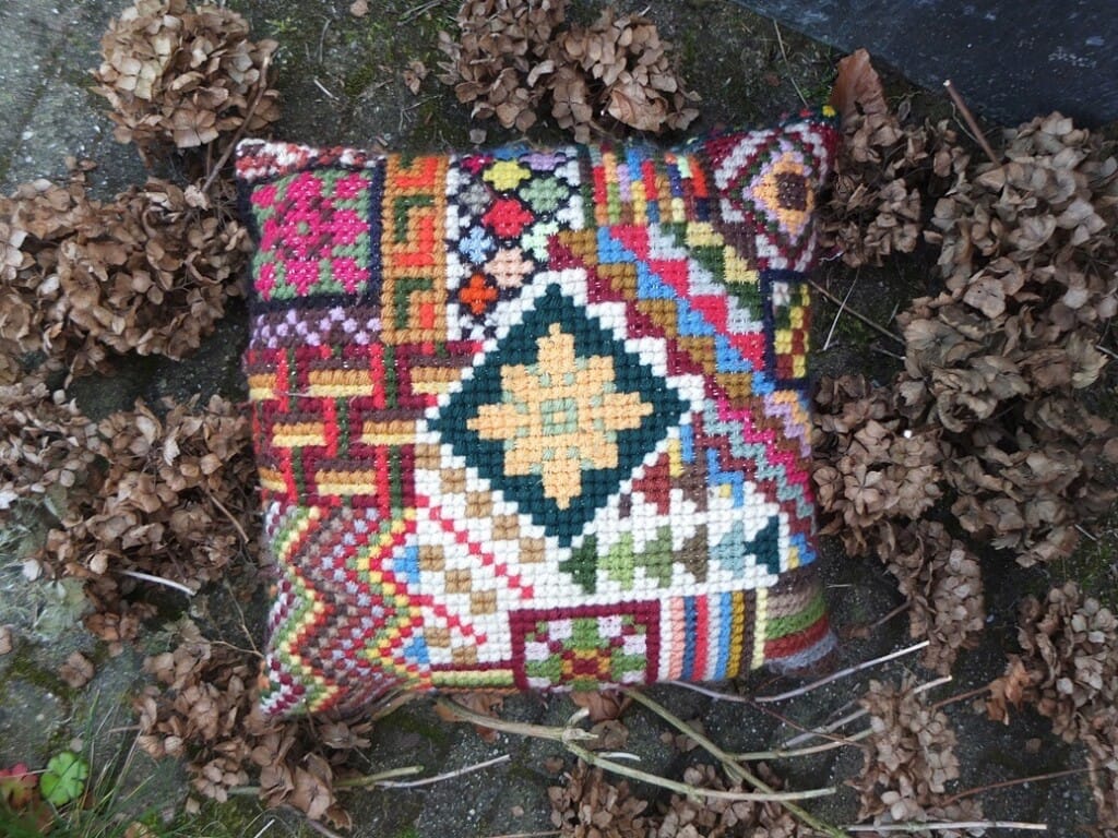 Kussen geborduurd met restjes op grof stramien