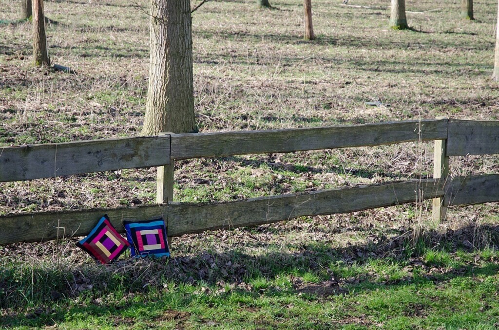 Log cabin kussentjes tegen hek
