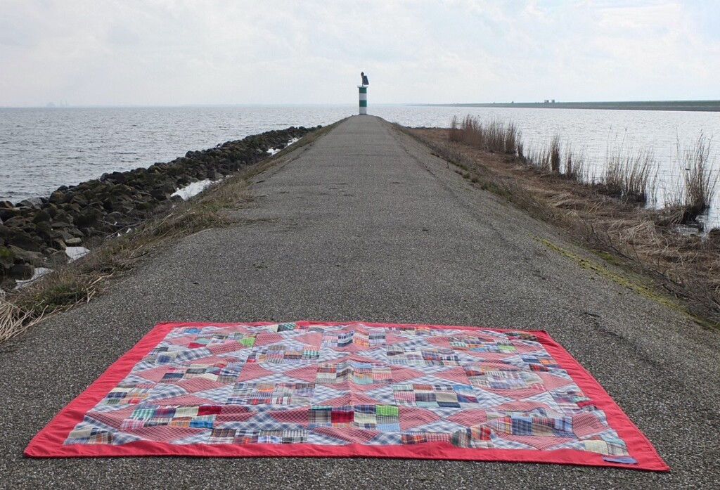 Quilt neergelegd op klein dijkje halverwege de lange Houtribdijk