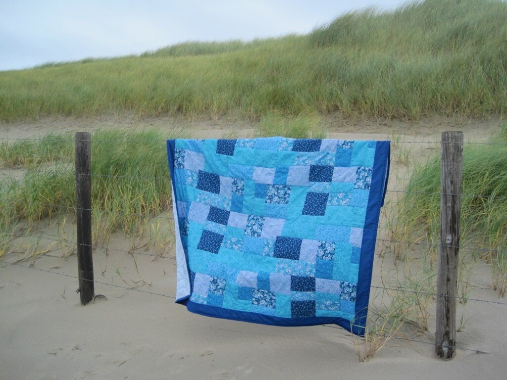 Zomerquilt over hek in duinen
