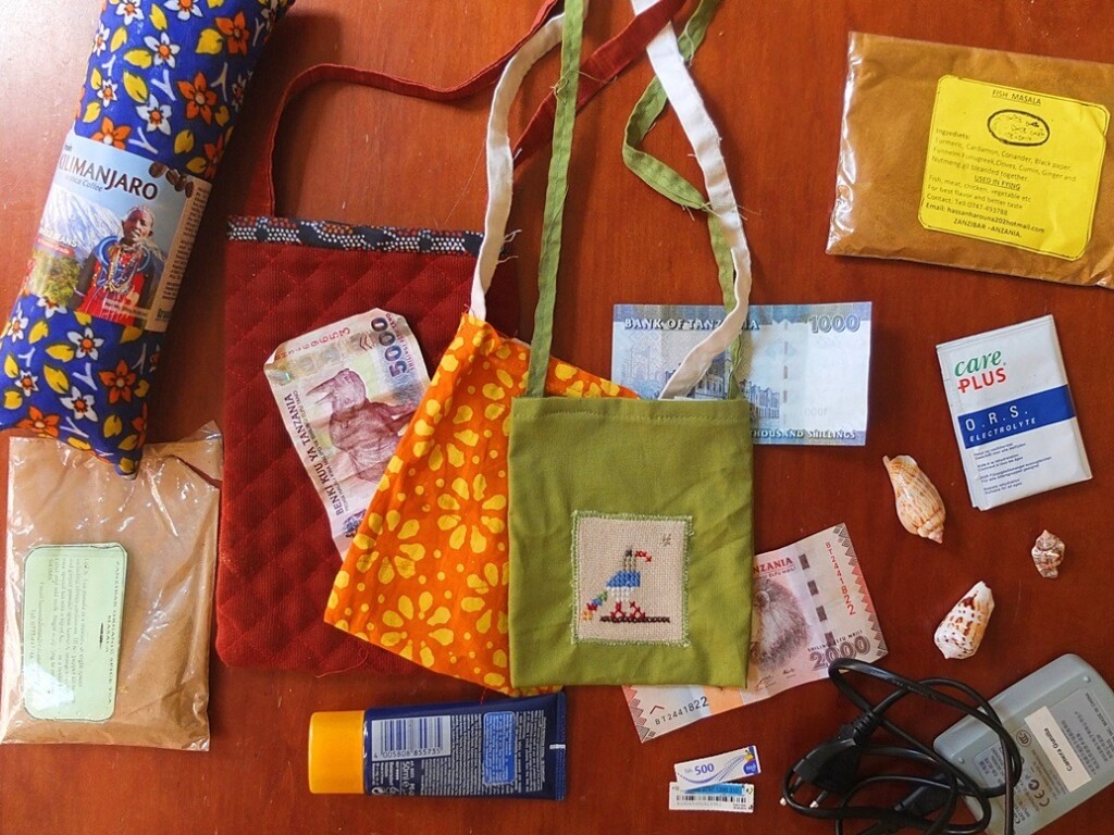 reiszakjes met geborduurd papegaaitje en reisattributen