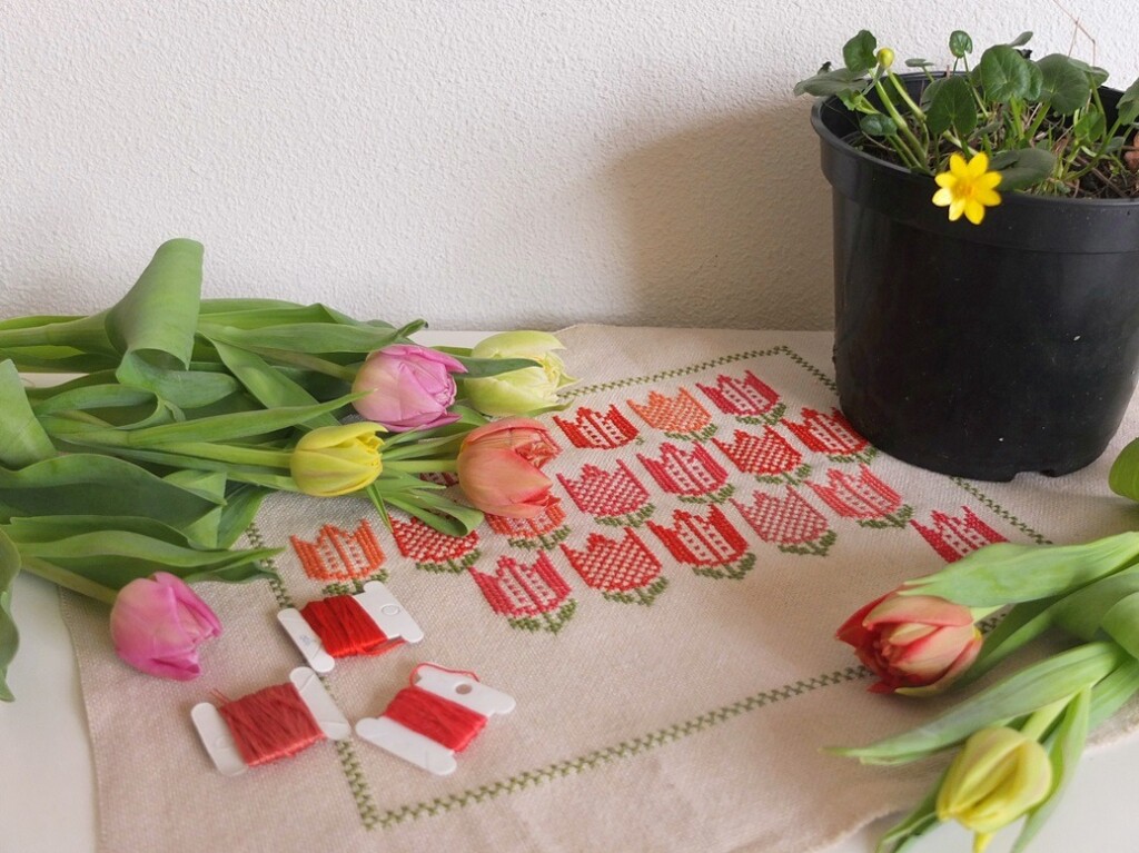 Borduurwerk met tulpen en potje speenkruid