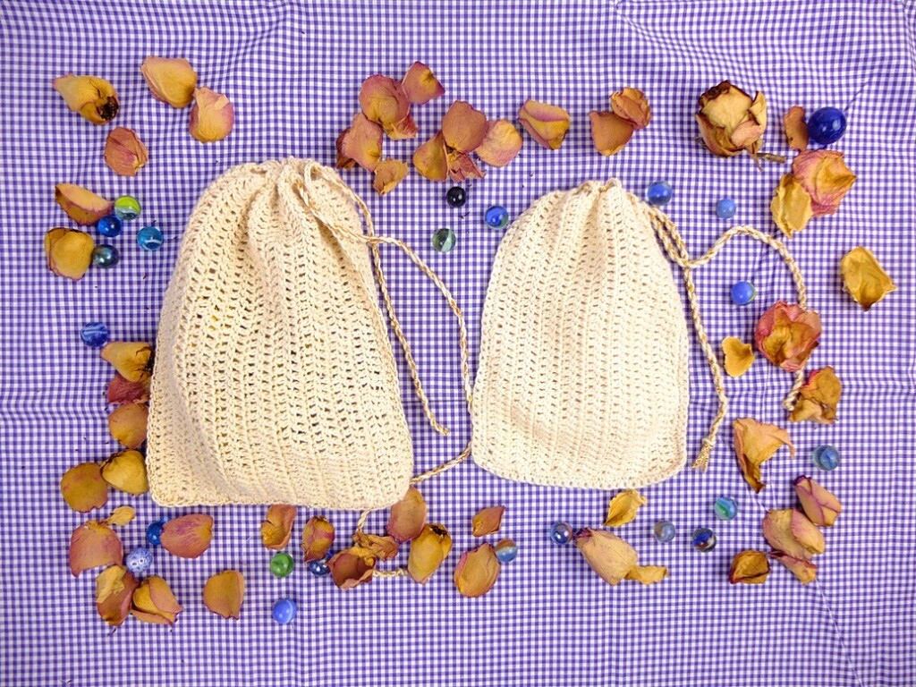 Gehaakte zakjes op paarse stof