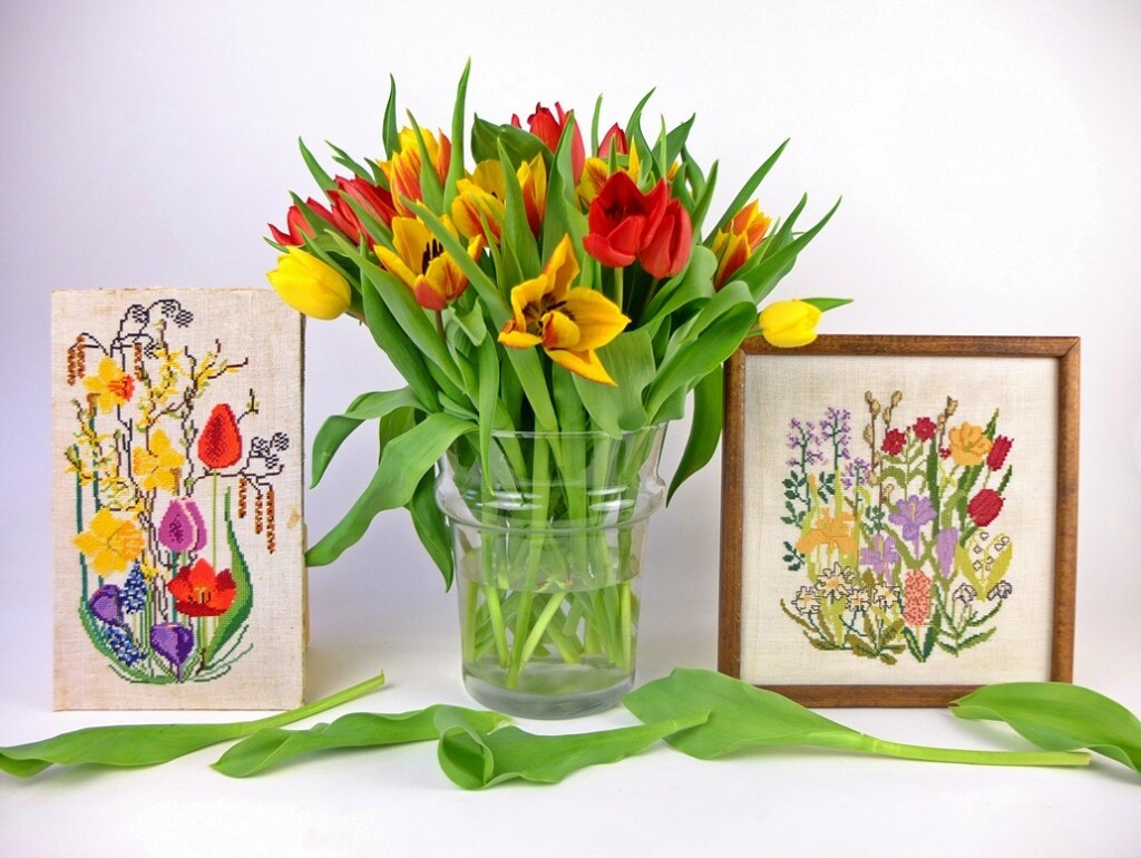 Tulpen en twee geborduurde schilderijtjes voorjaarsbloemen