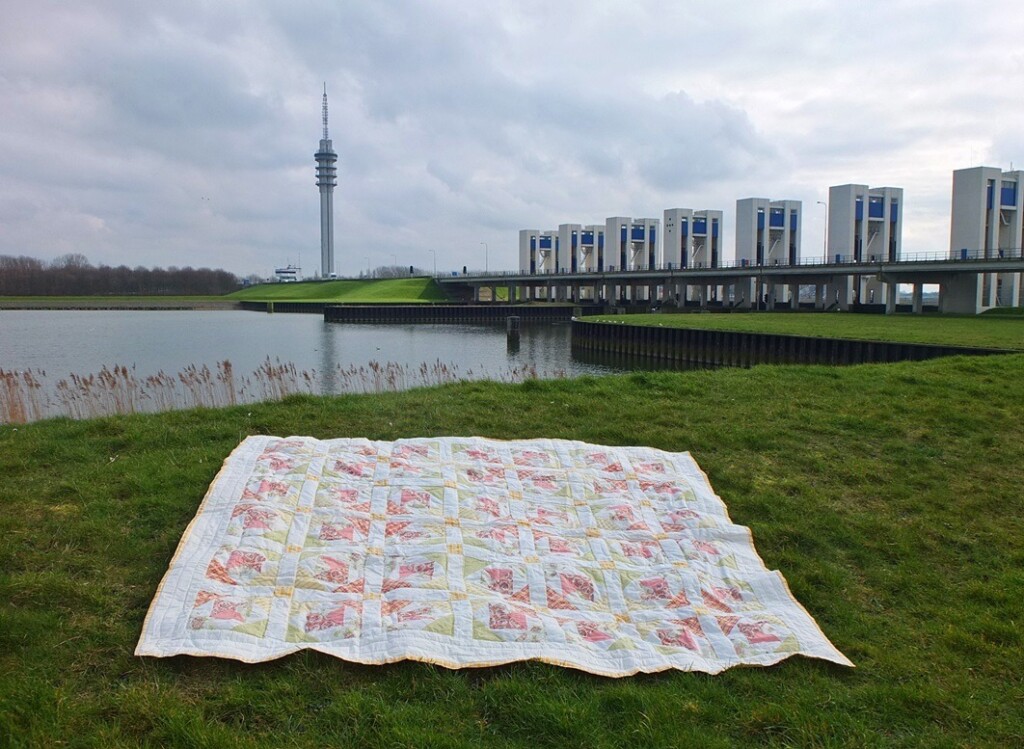 tweepersoons quilts in gras bij sluizen