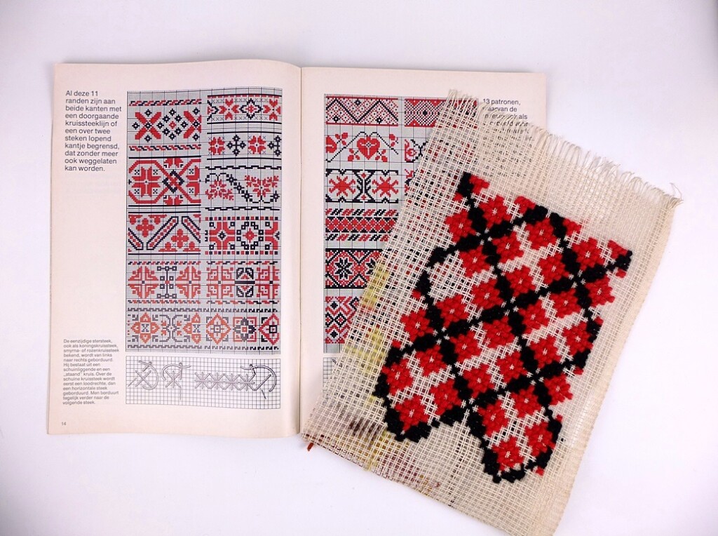 Borduurwerk in zwart en rood