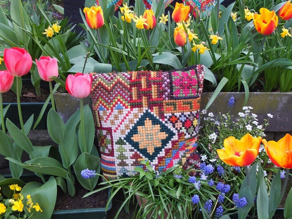 Kussen geborduurd met restjes op grof stramien