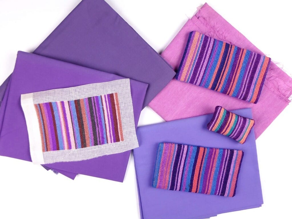 Geborduurde paarse streepjes