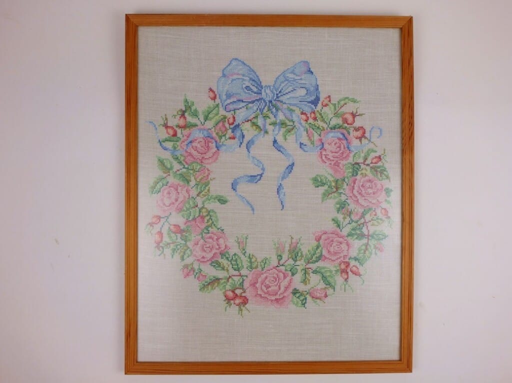 Krans van geborduurde bloemen