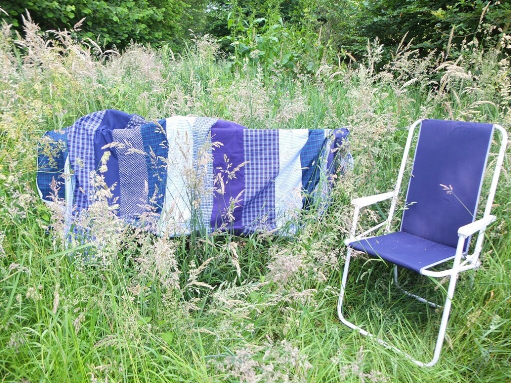 Blauw picknickkleed tussen hoge gras
