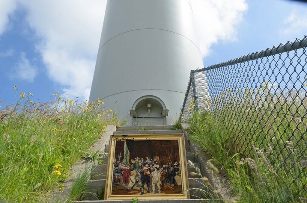 Geborduurde Nachtwacht tegen windmolen