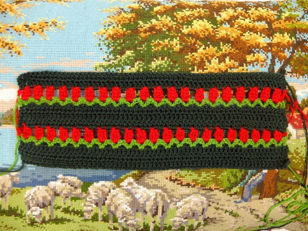 Haakwerk met tulpensteek op tapisseriekussen