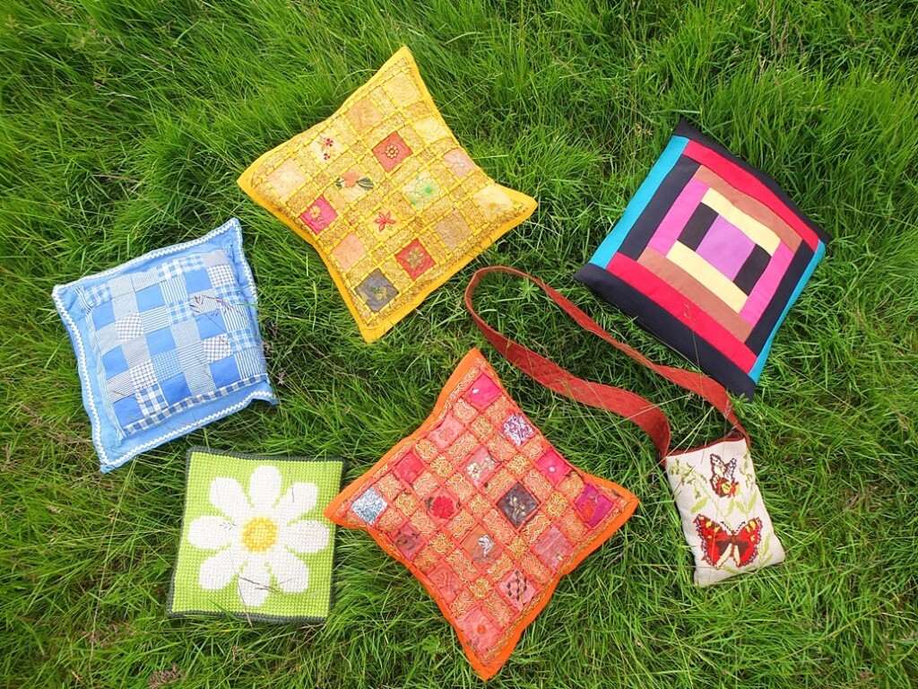 Kleurige kussens in gras