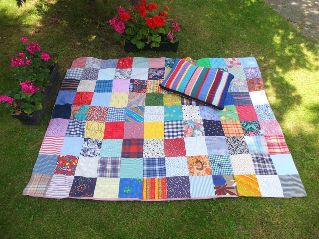 Lappendeken in de tuin met gehaakt kussen