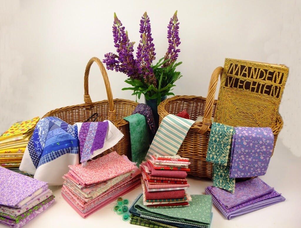 Twee rieten manden met lapjes