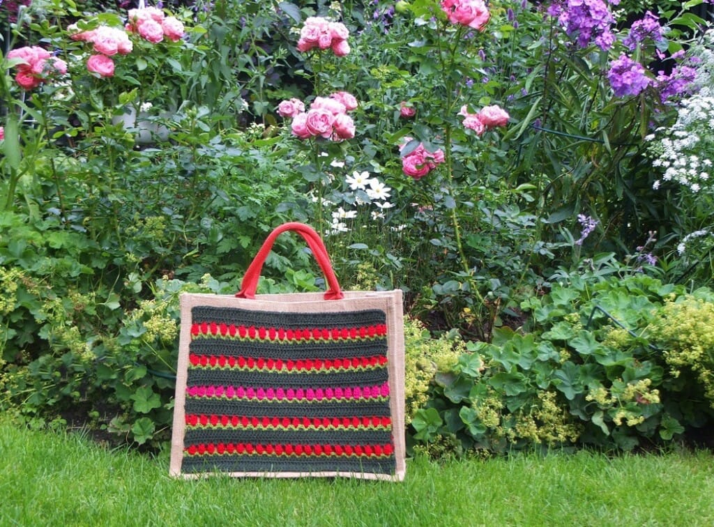 Jute boodschappentas met haakwerk in tulpensteek