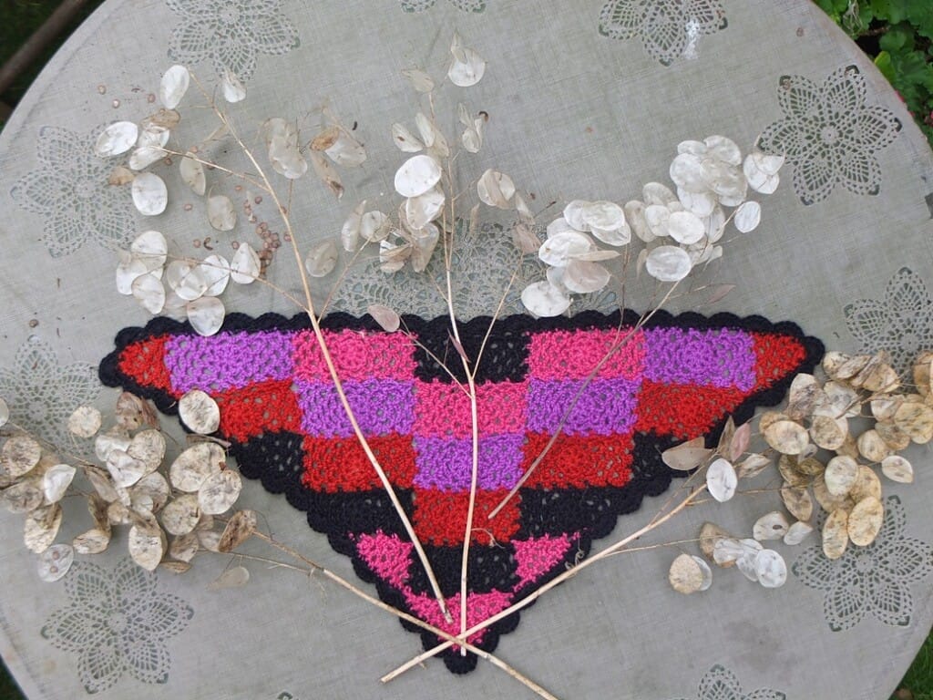 Gehaakt sjaaltje met gedroogde judaspenning