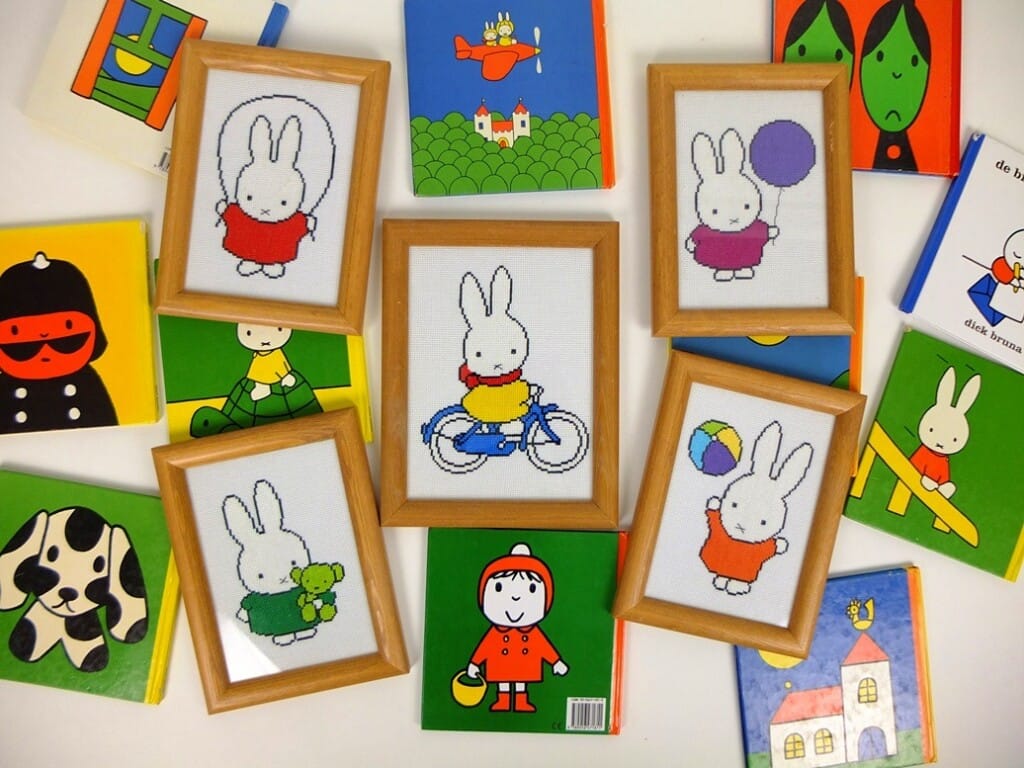 Vijf geborduurde schilderijtjes Nijntje