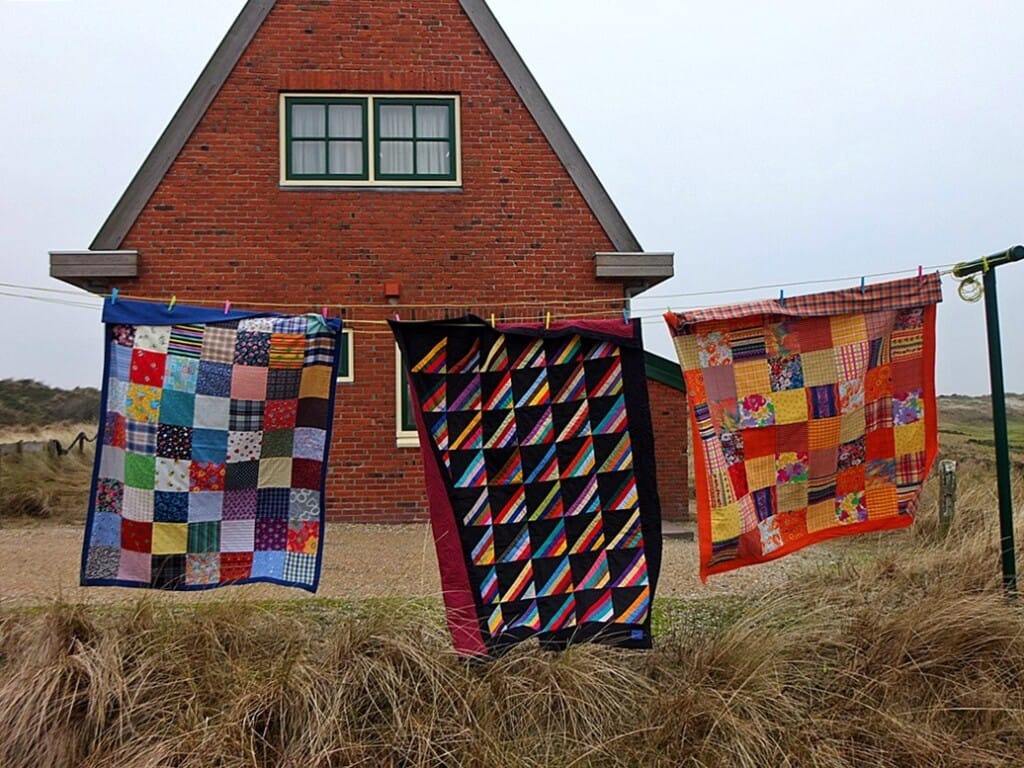 Drie quilts aan waslijn voor duinhuisje