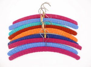 Negen omhaakte houten kledinghangers