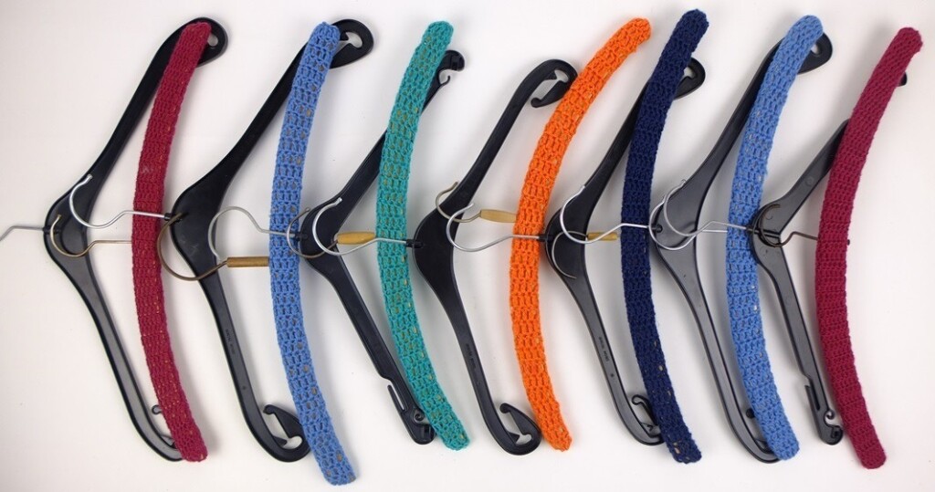 Plastik en omhaakte houten kledinghangers