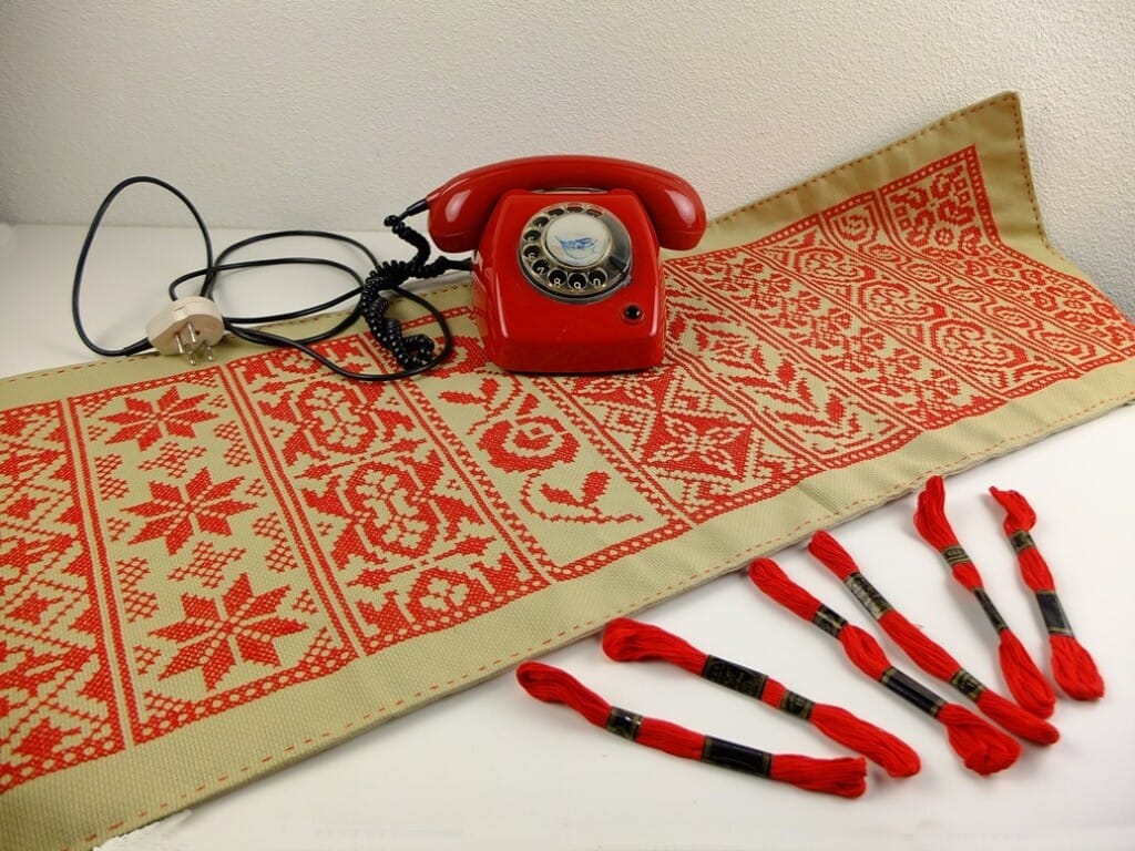 Borduurlap Rand per week met rode telefoon