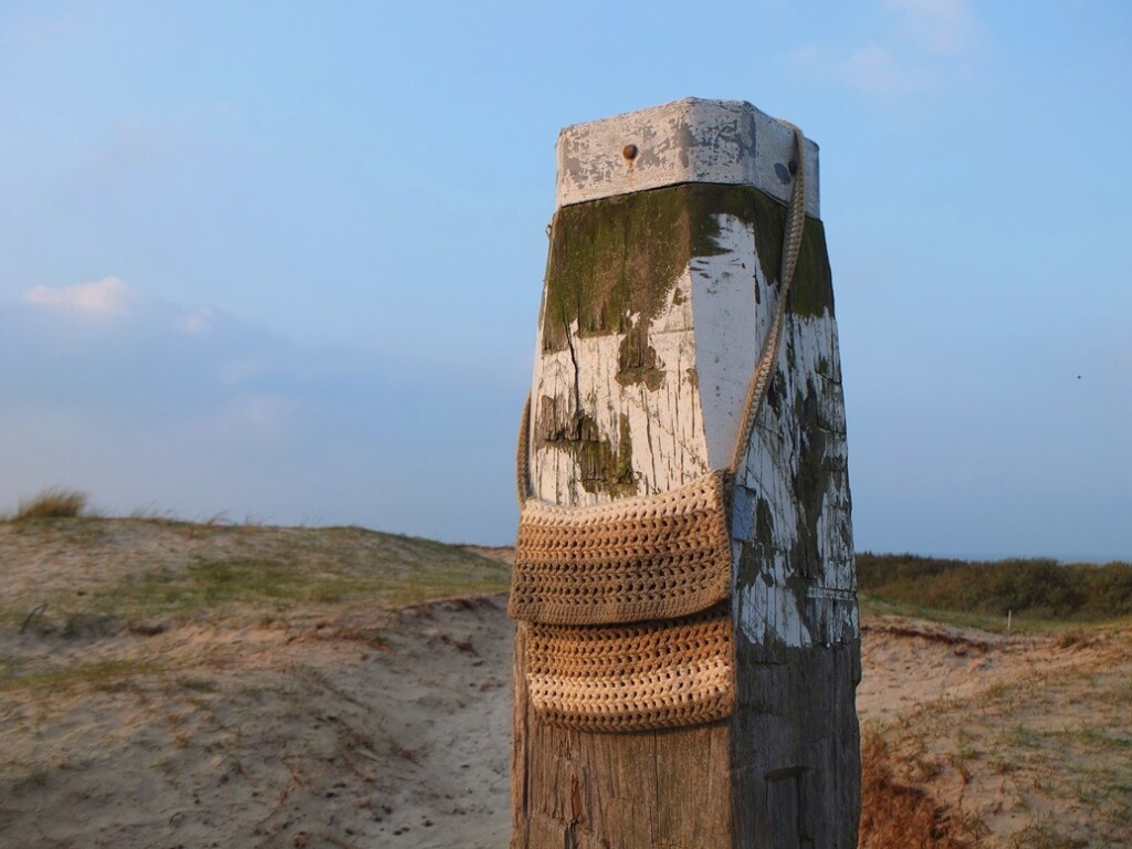 Gehaakt tasje aan strandpaal