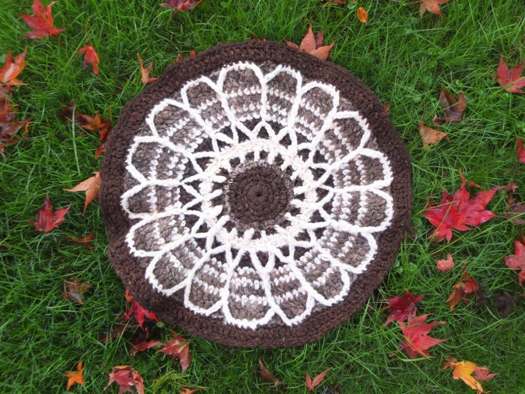 Rond gehaakt kleedje van schapewol