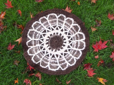 Rond gehaakt kleedje van schapewol