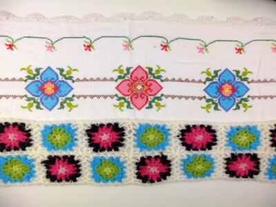 Streep van granny's en geborduurde bloemen