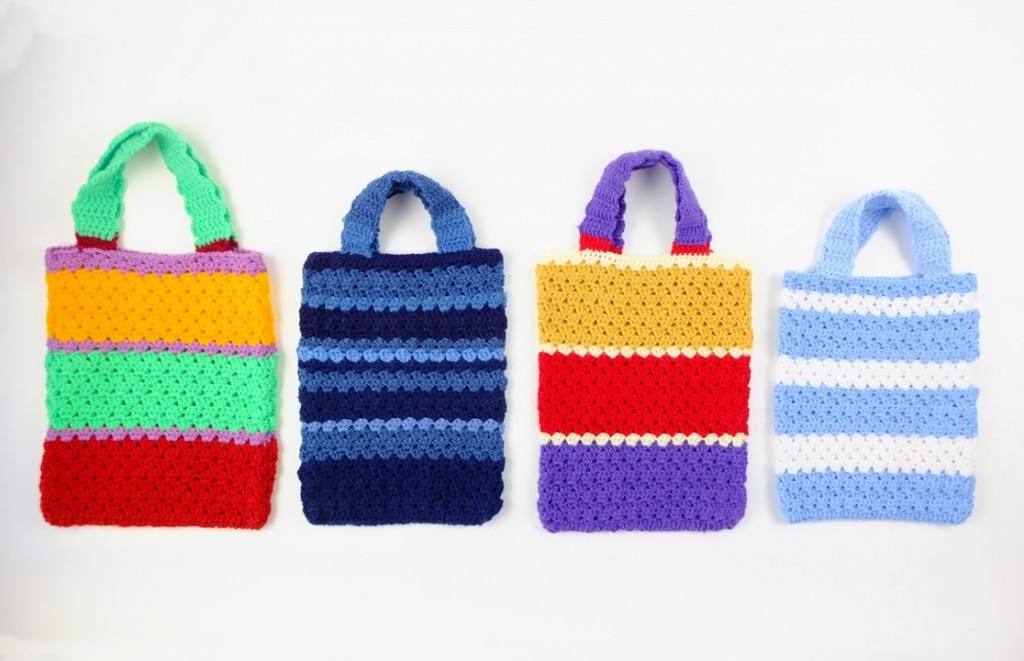 Vier gehaakte kleine tasjes