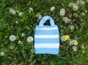 Gehaakt lichtblauw klein tasje