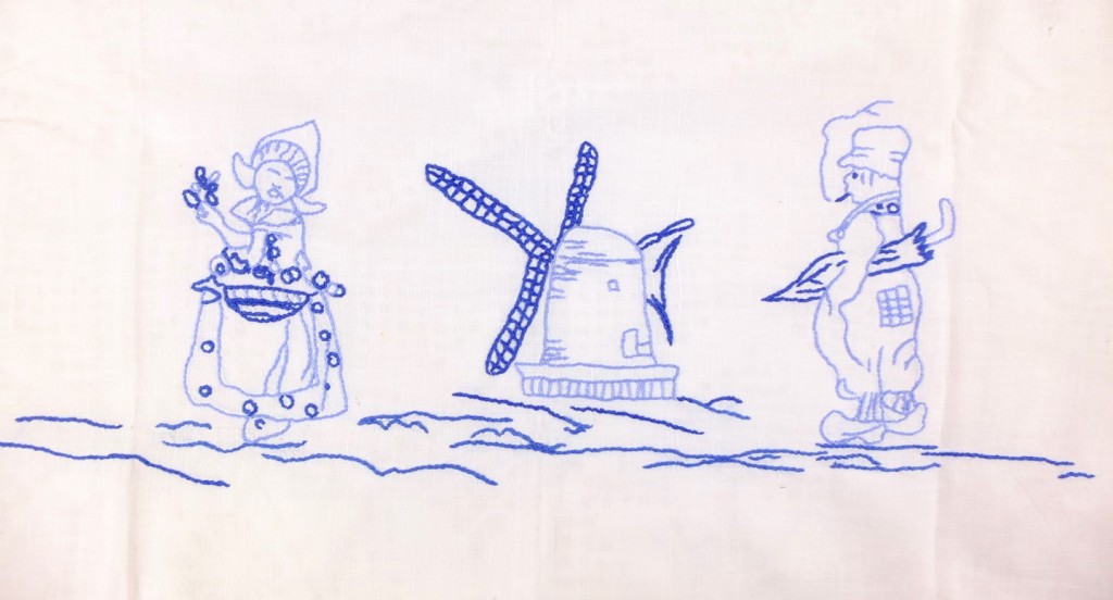 Blauw borduursel op oud laken