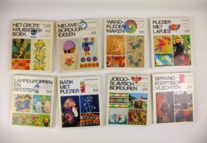 Acht boeken uit Ariadne handwerkbibliotheek