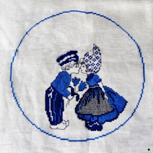 KLM delfts kussend-koppel borduurwerk