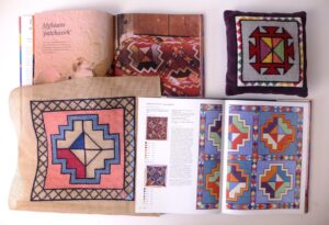 Borduurwerk op stramien met boek Afghaans patroon