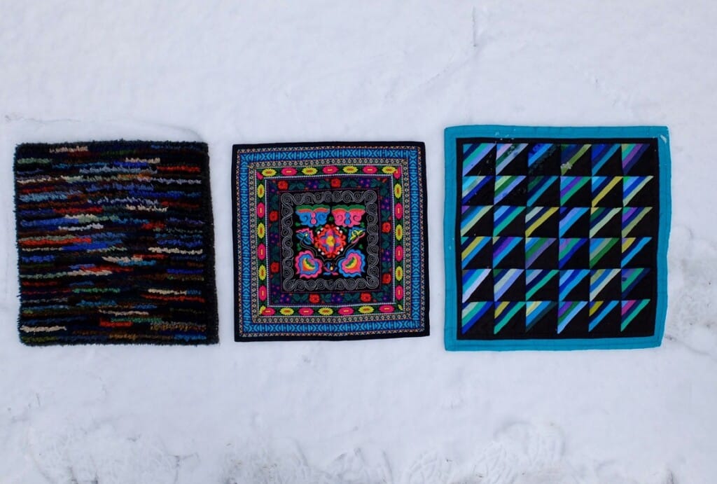 Drie kussens in de sneeuw