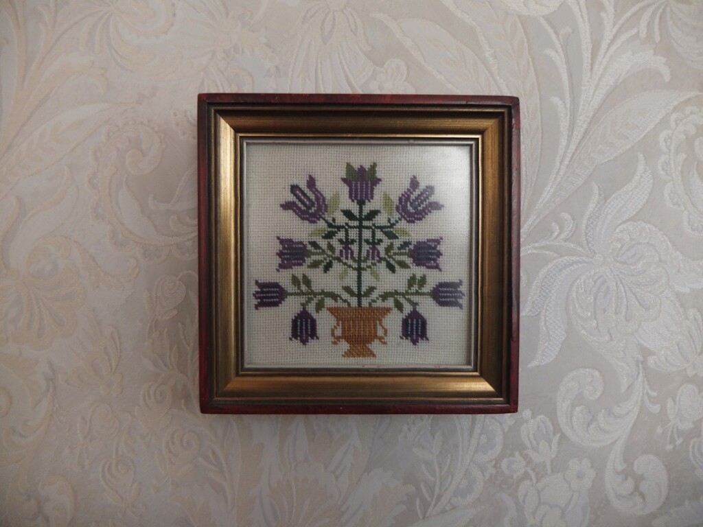 Geborduurd klein scilderijtje gestileerde bloem