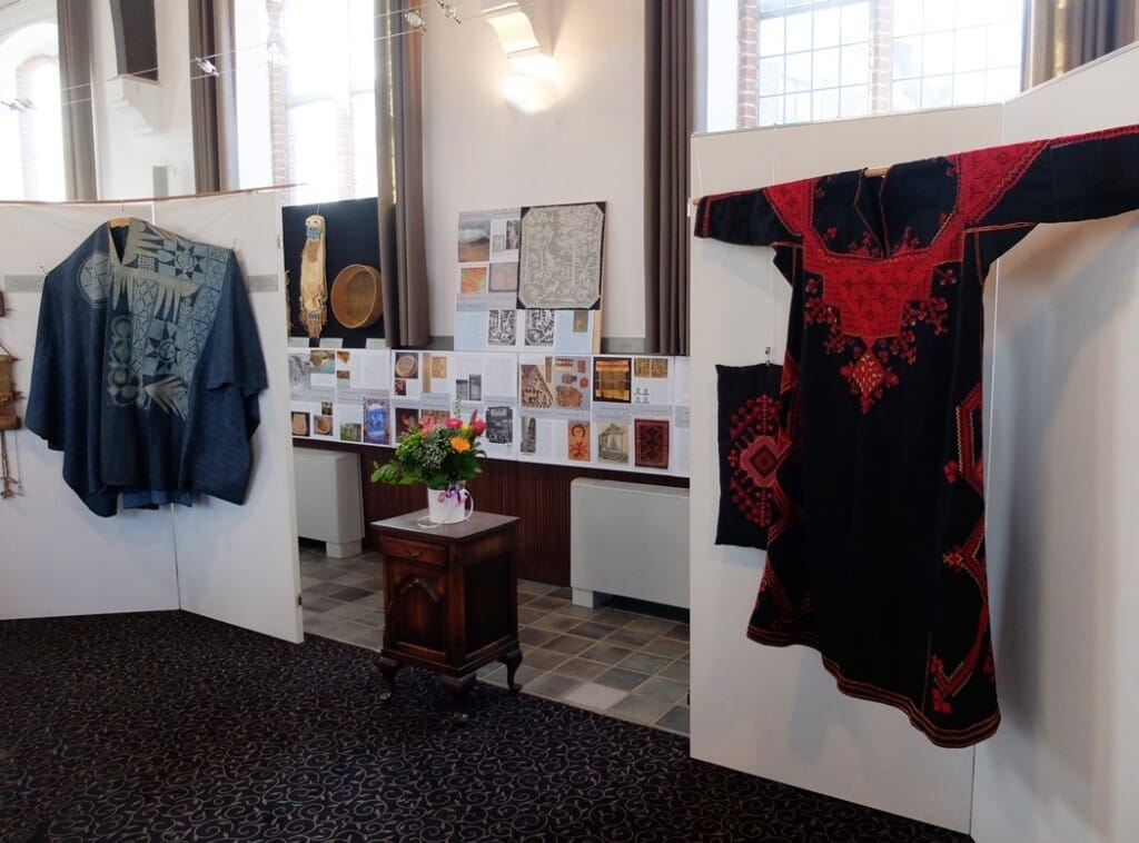 Koningsmantel uit Nigerie an jurk uit Saraqib uit collectie Beukers