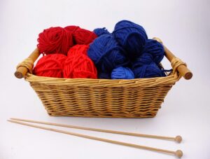 Mand dikke wol rood en blauw
