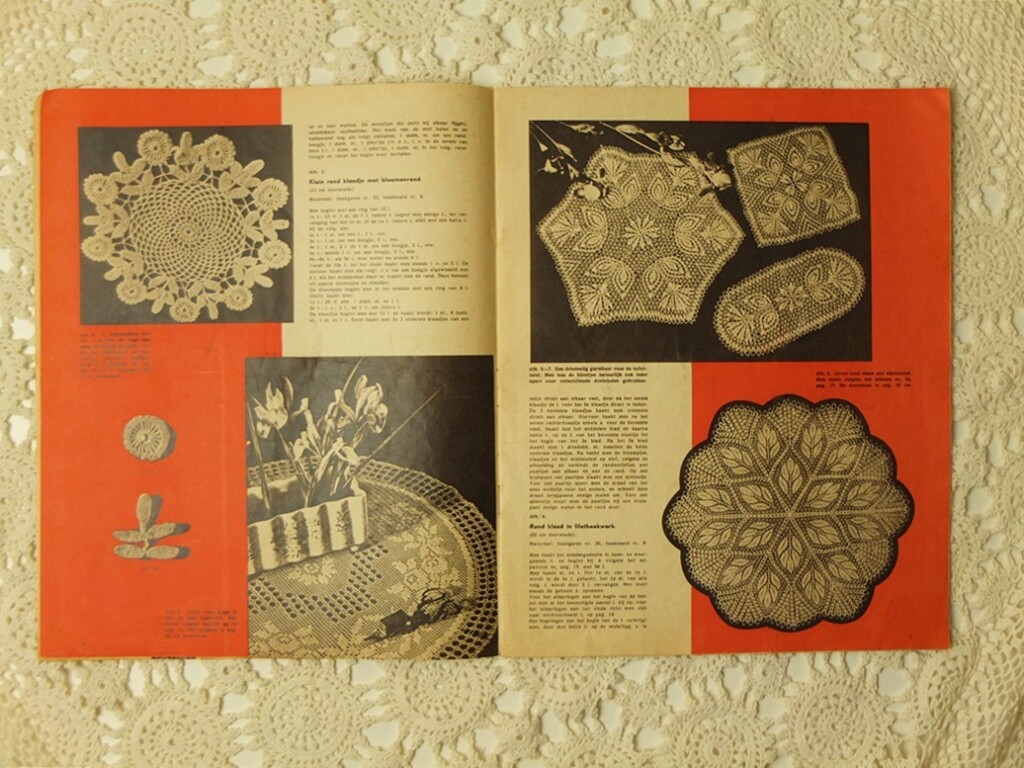 Oud haakboekje op gehaakt kleedje